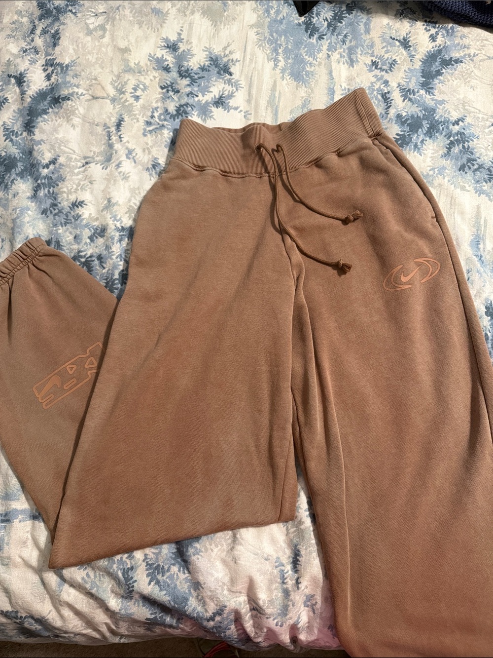 Nike Women's Brown Tan Jogger Sweatpants with Drawstring